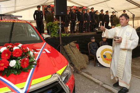 Predaja gasilskega vozila  GVGP-1 PGD Grahovo 33 Foto Ljubo Vukelič